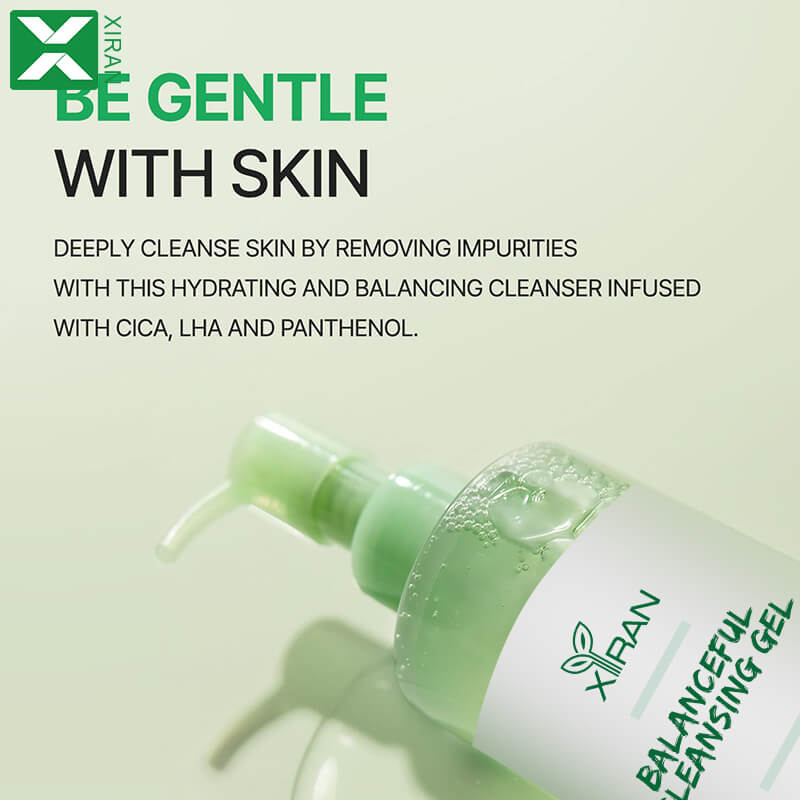This cleansing gel purifies pores and removes dirt and excess sebum while calming inflammation.